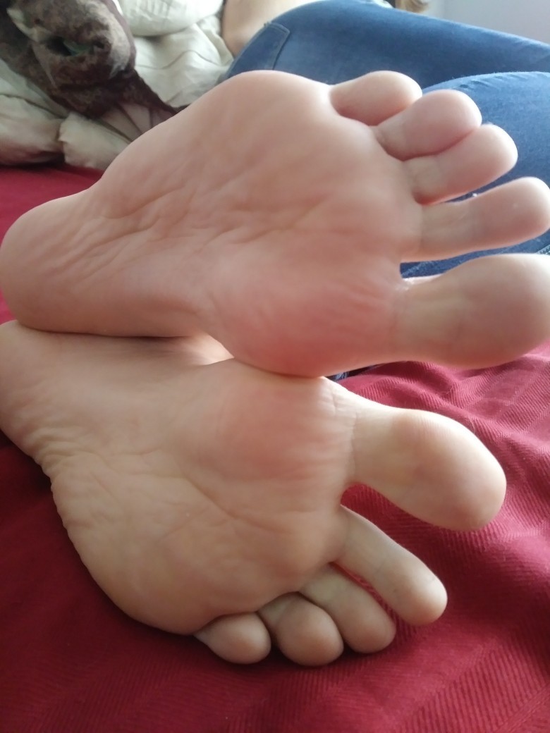 imaginingfeet: Imagine waking up to these in your face…. 