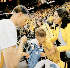 lookatcurryman: Riley Curry mimics her dads chest bump and gives a kiss before game