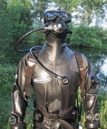 irelandbiker:  sdiver40:  gearlocker:  guysinrubberdrysuits:  Rubber Divers &amp; Drysuits from 