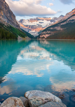 megustamike:  travelingcolors:  Lake Louise, Alberta | Canada (by dezzouk)  evosaur You need to go here when you visit Alberta!   megustamike so beautiful.