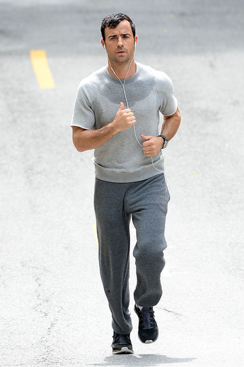 mancrushoftheday:  hombresdesnudo2:  Justin Theroux!!!   I notice dat so I text my friend.. that boy is packing….