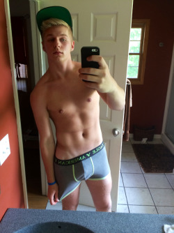 texasfratboy:  Nice bulge!