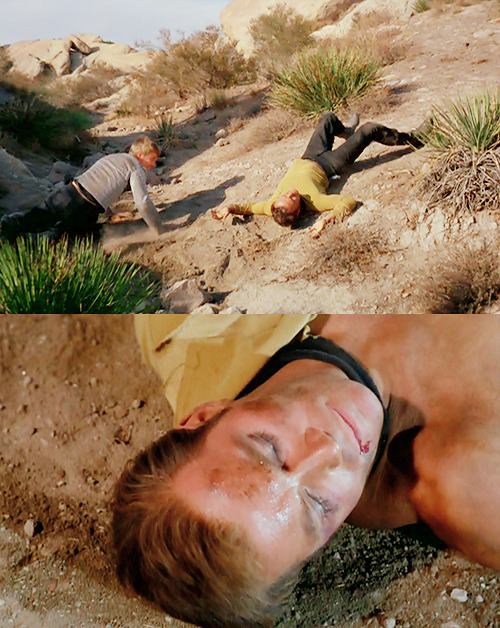 americanprophet:  ABSOLUTELY NOTHING HAPPENED BETWEEN THESE TWO CAPS HIS SHIRT HAD JUST BEEN TORN AP