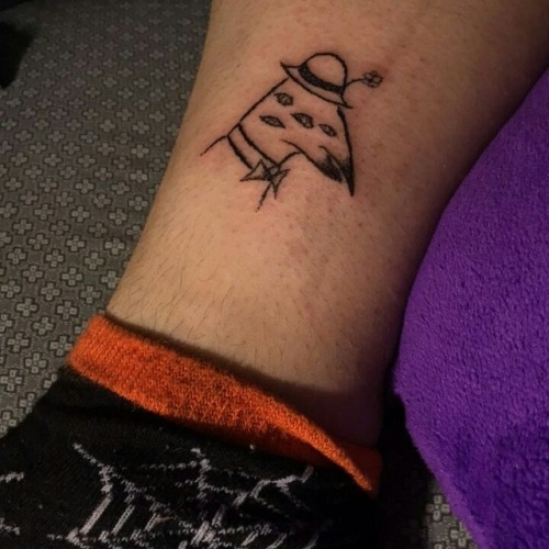 my really amazing friend ( @honeypilot ) tattooed this on me the other day, his name is douglas and 