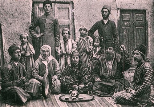 tojdor:Three generations of traditional family of Bukharian Jews. 1900.