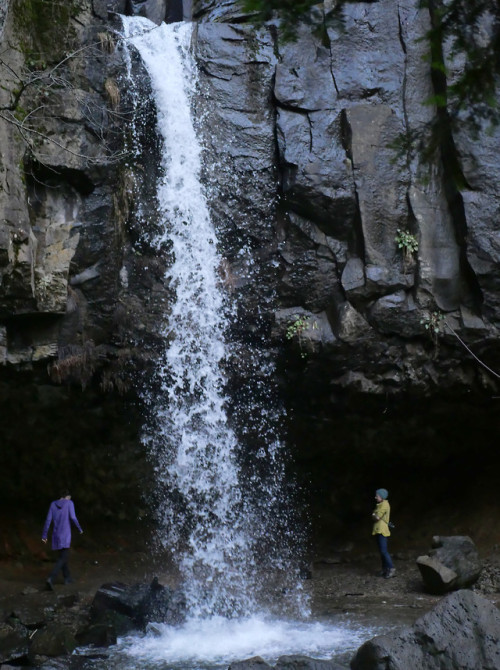 I went to see a waterfall with @ilovedirt and their partner, and it was great.