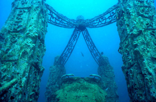 gropingyourmuse:  f-l-e-u-r-d-e-l-y-s:  Lost Underwater Lion City: Rediscovery of China’s ‘Atlantis’ Qiandao Lake is a man-made lake located in Chun’an County, China, where archeologists have discovered in 2001 ruins of an underwater city. The