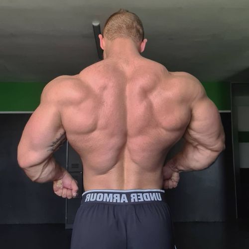 hugemuscle:From any angle this muscle Dad is pure SEX. 