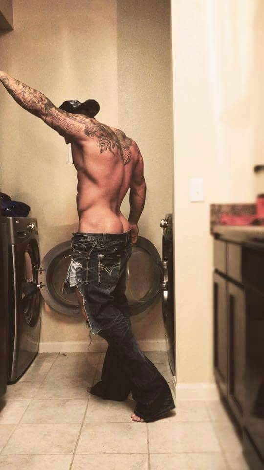 joshualeloup:  Kiss http://leatherjock.tumblr.com/