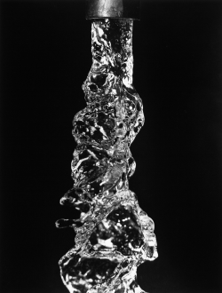 onlyoldphotography:  Harold Edgerton: Water Falling from Faucet, 1932 