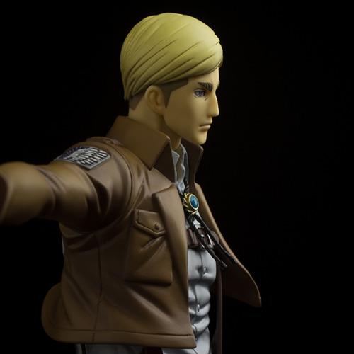 leviskinnyjeans:  Detailed Photos of Sentinel’s Erwin Smith Brave Act Figure The Brave Act Erwin Smith figure stands at 9.6 inches and comes with a cape, an alternate hair piece and face, 3D maneuver gear, two blades, and a weapon holding hand. After