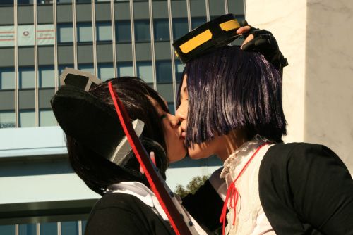 cosplaygirl:  C85冬コミでレイヤーが濃厚なレズディープキスｗｗｗ - みんくちゃんねる
