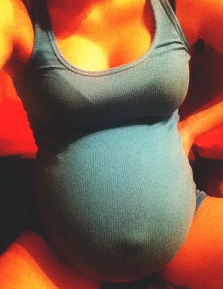 theinfestation: mommytobecourtney:  Belly for dayzzzz  She is so freaking cute :) Love her belly and