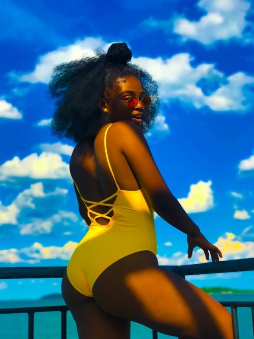 trillesthaitianprincess:Can’t get enough yellow .
