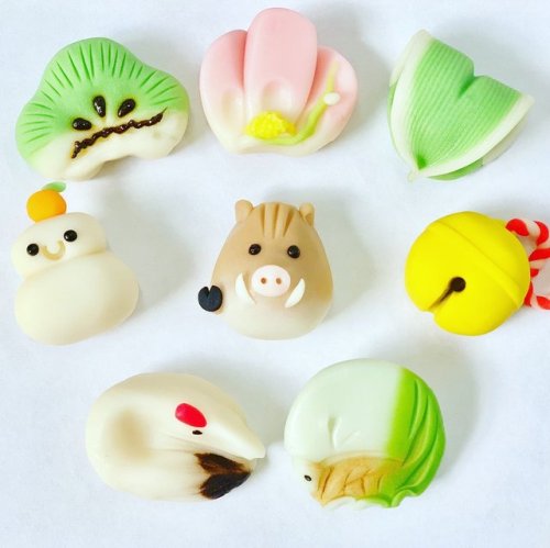 Super cute wagashi cakes by Kuramoto Hinode, featuring boars for 2019 and auspicious symbols (for to