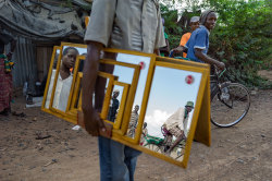 fotojournalismus:  A man sells mirrors in