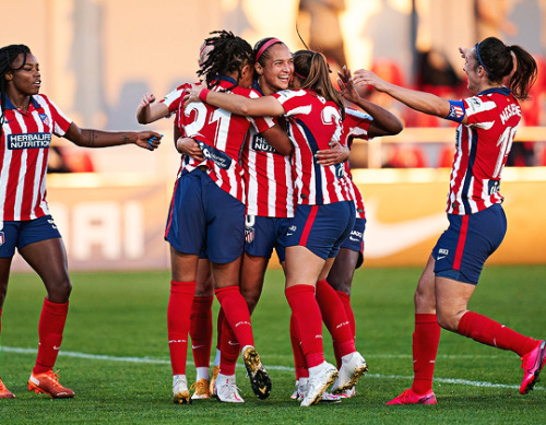 Deyna Castellanos celebrates after scoring during the match between Atletico de Madrid and Logrono a