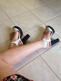 pinkysfeet:  Beautiful summer heels.  Thank