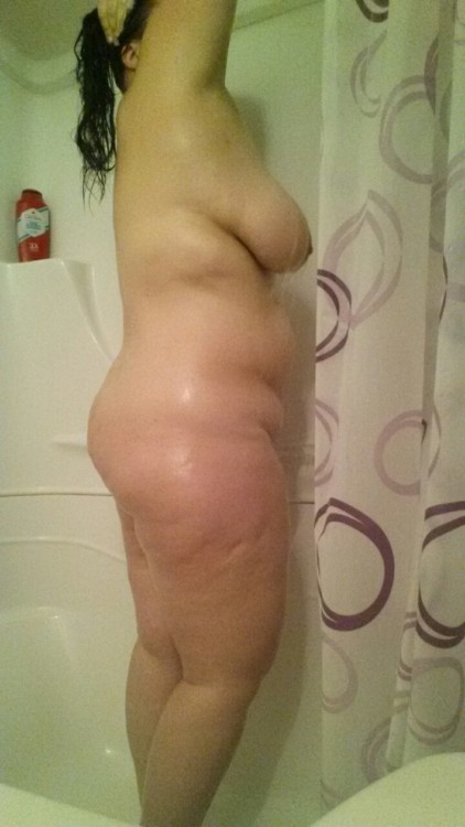 curvy-gal: Morning showers are the best ♡
