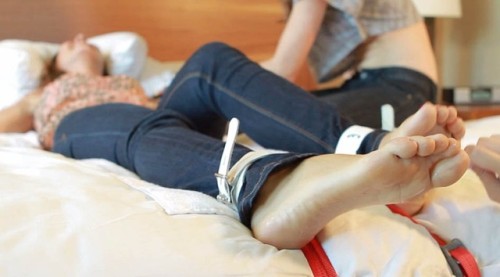 nicechickmaryann:  Asian foot worship and woman worship feet
