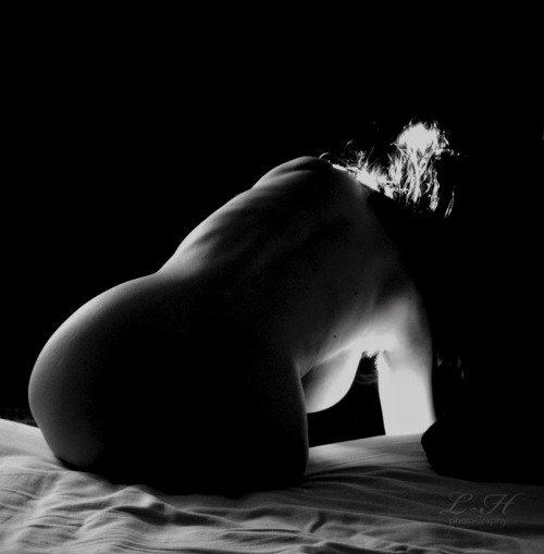 kinkycravings:  lady-hidden-photography:© l-h-p   She craved to be explored. Not just her body. Every curve, every crevice, every nook and cranny. To be discovered and devoured.