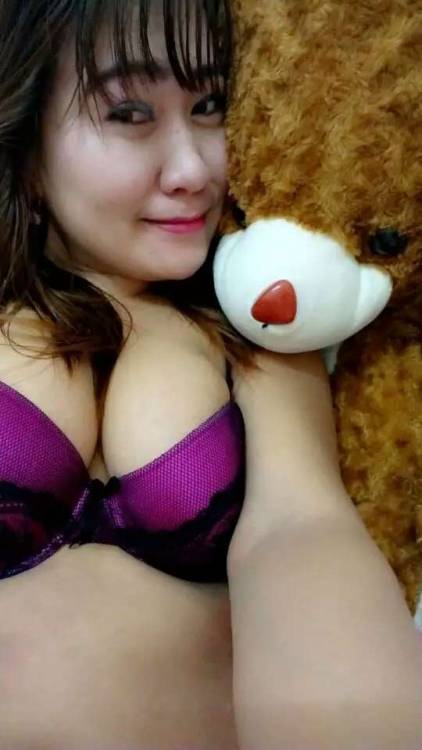 Amoi.. Emphhh.. Keras dah petang2 send aku gambo cam ni.. Kejap yer.. Jap lagi teman sampai..
