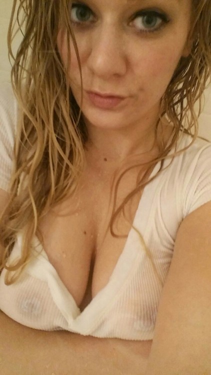 yeahimsassy:  This goes out to Mr. 400th follower!   Great blog! schoolpooper!   Tell me what cha think! Any requests, let me know!