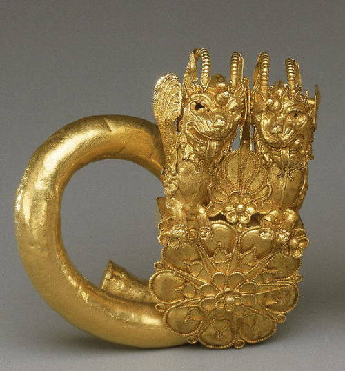 ancientpeoples:Gold spiral This gold spiral has a double lion or griffin-headed terminal. It is rela