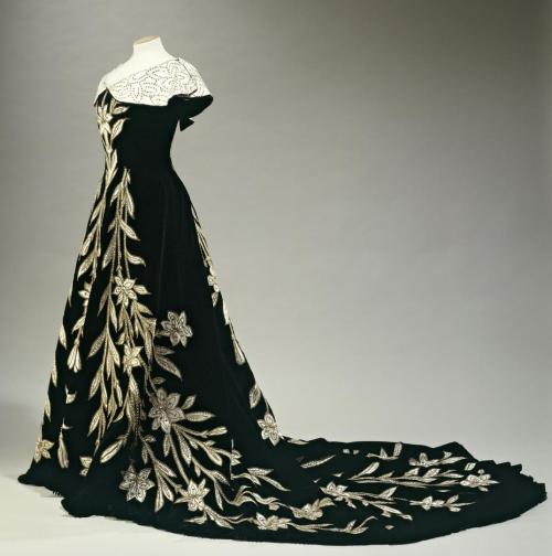 fashionsfromhistory:Evening DressHouse of Worthc.1896Palais Galliera