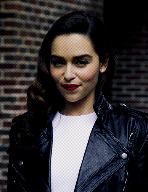 Porn jonsnowball:  [23-24/30] ↳ Emilia Clarke photos