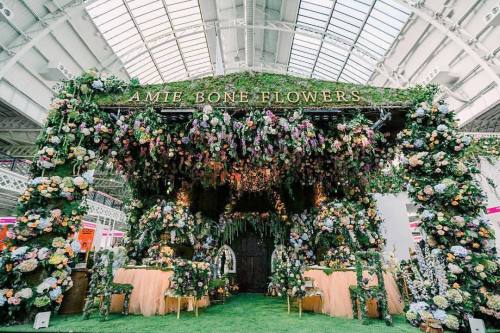 On the blog, I&rsquo;m telling you about 10 wedding florists that you need to know about. [3/10]