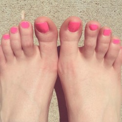 melanieteensoles:  PINK TOES 💕