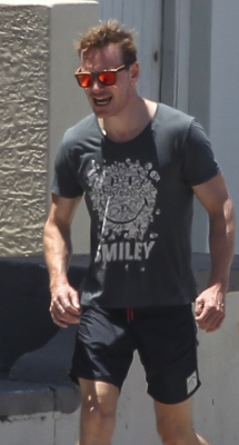 ricardo68go:mynewplaidpants: Michael Fassbender walking around in shorts carries at least an R-rating   Sexy hot!