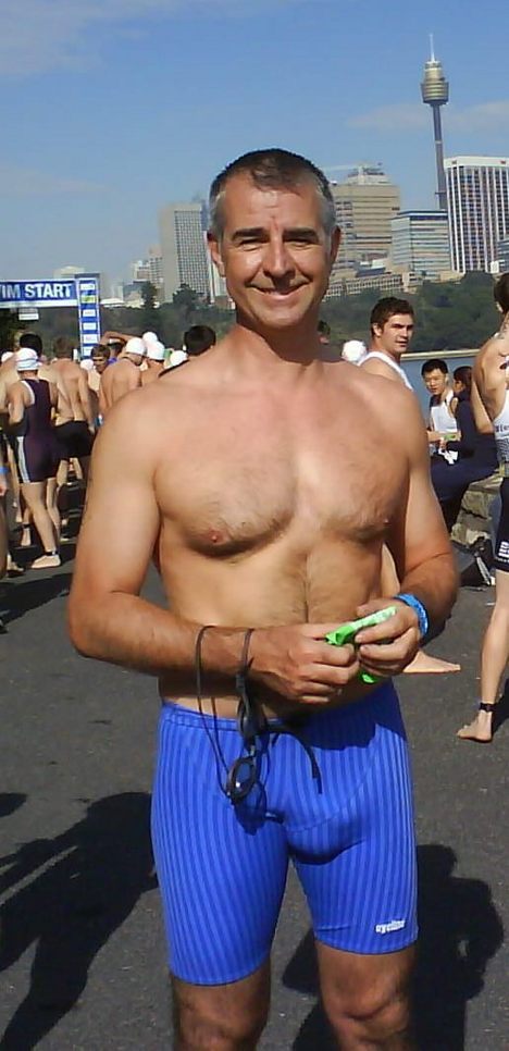 jstochom:  daddies4me:  Handsome daddy with a nice package!  Great bulge