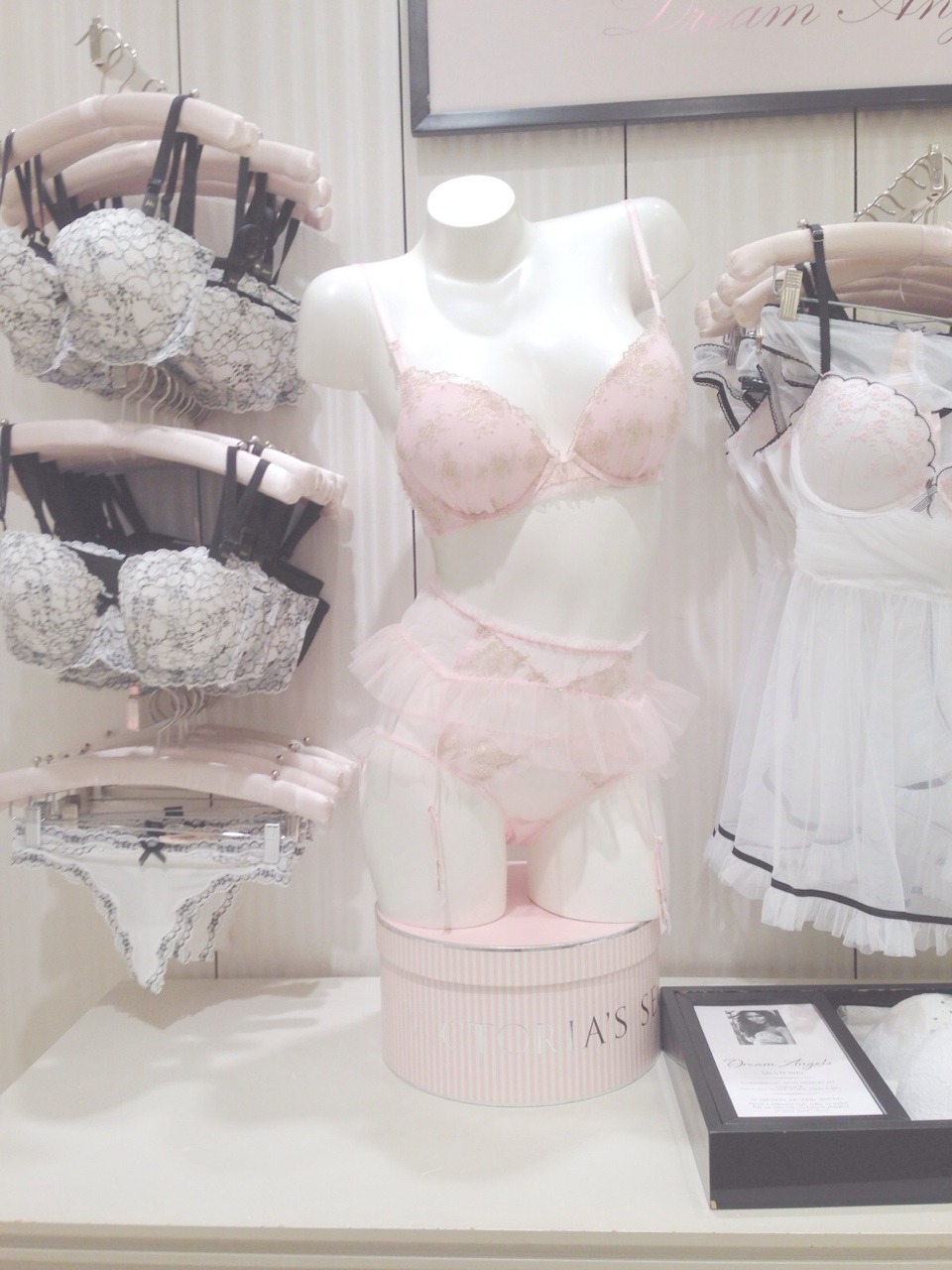 nyancu:  So cuuuuuute ;0; I went to Victoria’s Secret and saw this, I love it so