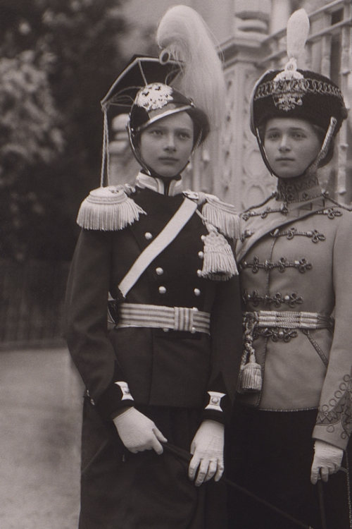 c9x13nczstyj: teatimeatwinterpalace: Grand Duchesses Olga and Tatiana in the uniforms of their regiments, 1911. The 3rd Elizavetgradsky Hussars for Olga and the 8th Voznesensky Uhlan for Tatiana. {x} i always knew tatiana was me 