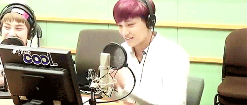 chenchenthedancingmachine:jongin-a-blog:adorable Jongin clapping (+ new hair color!)What is happenin