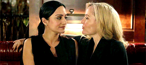 80slesbiab:the way they look at each other (▰˘◡˘▰)