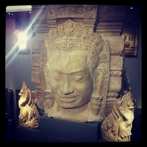 Une des œuvres présentées lors de l’exposition Angkor : Naissance d&r