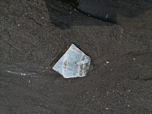 Cerámica de plato
Trozo de cerámica en la playa
Marta Cruz
Playa Cedeño, Choluteca, Honduras
13°23'27” N, 87°22'28.12” W
19 de mayo 2022
–––––––––
¿Vives de donde vino el objeto? No
¿Cuál es su relación con ese lugar? Trabajo
¿Qué ha visto...