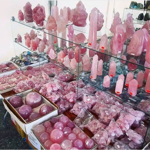 zacklover24:artisticlog:What would you do with all this rose quartz?? ❤️✨@ahzrukahl