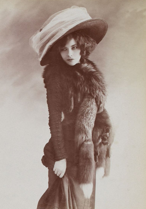 mudwerks:Polaire was the stage name used by French singer and actress Émilie Marie Bouchaud 