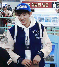 yeollovemebaek:  nervous chanyeol picking at his guitar case (ft. his beautiful laugh)