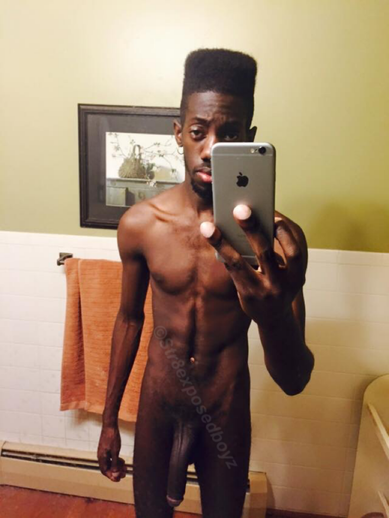 diorminaj:  bigdick9in:  str8exposedboyz:  Ugly ass hell but he got the body type