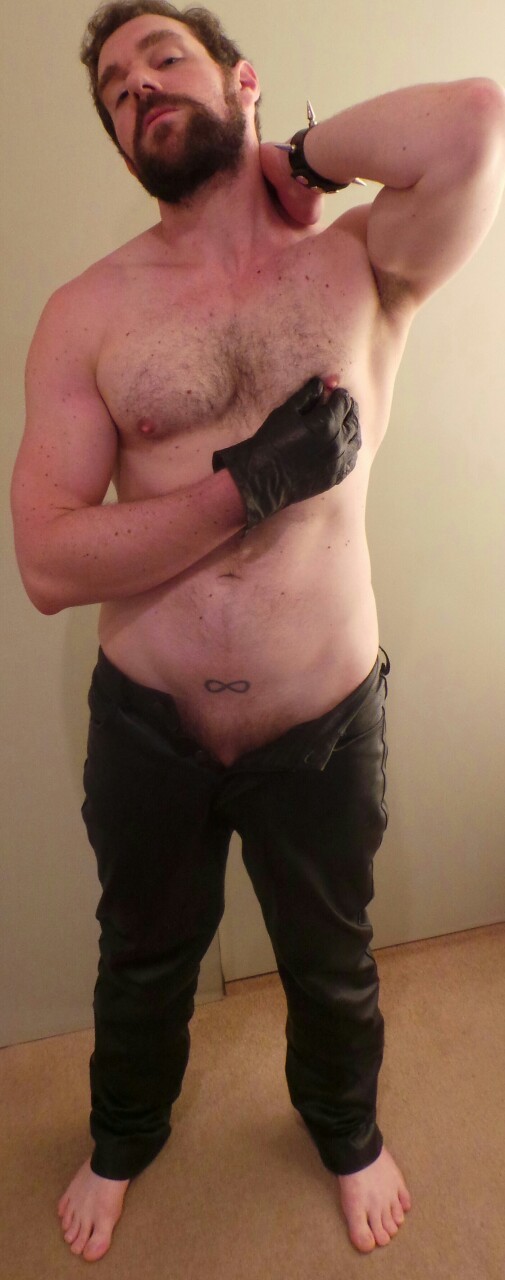 thefoxnz:  Leather  this guy is so fucking hot i&rsquo;m throbbing