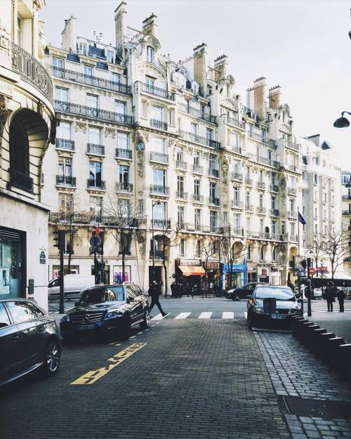 joyceinparis:  Back to business 💼 #street #paris  (à Rue François Ponsard) 