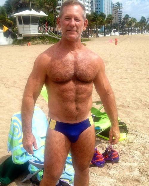 maebypup: horny-dads: Daddy i like you new swimming trunks horny-dads.tumblr.com  Daddy Joe is perfe