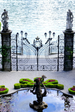 Chateau-De-Luxe:  Stylishbeauty:villa Carlotta Lago Di Como   (Via) Chateau-De-Luxe.tumblr.com