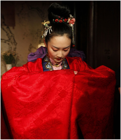 笄礼 Ji Li, the traditional coming-of-age ceremony for girls who reach fifteen, the adult age of women