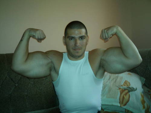 Latin Muscle Show us your Gunz! [click here]